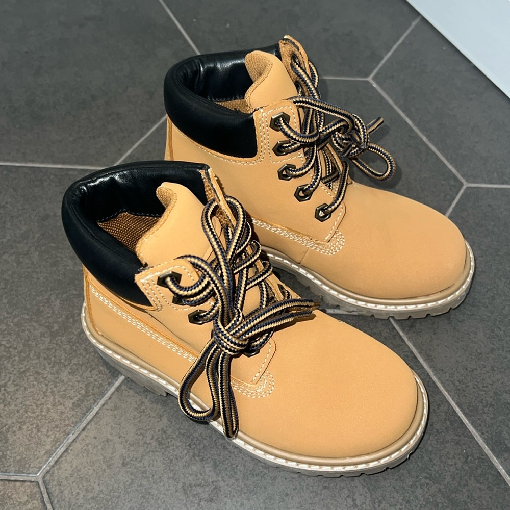 NWOT size 11.5 toddler boys boots